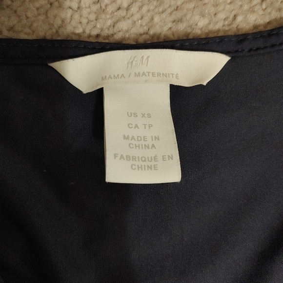 ✅✅ SOLD ✅✅ H&M MAMA Nursing Dress - Picture 3 of 7